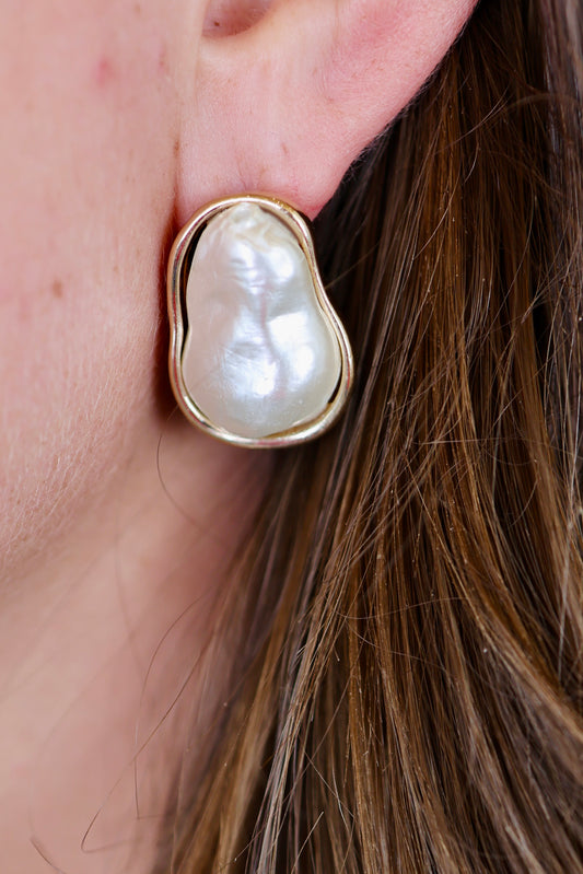 Curvy Pearl Stud Earrings