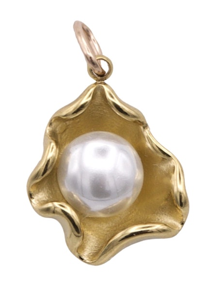 Pearl in Clam Shell Charm