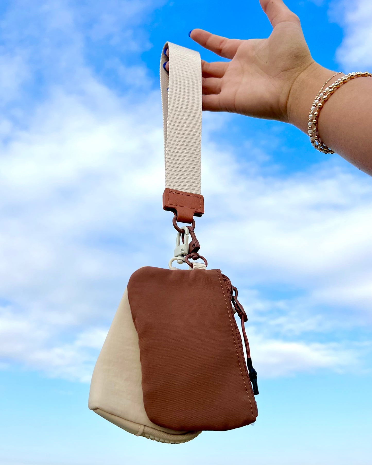 Double Pouch Cream/Dark Tan Wristlet